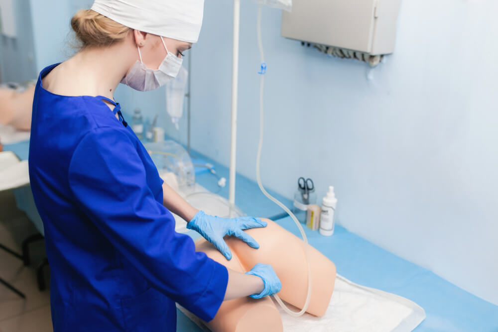 Рыжеволосая медсестра берет анализ спермы у пациента в палате онлайн