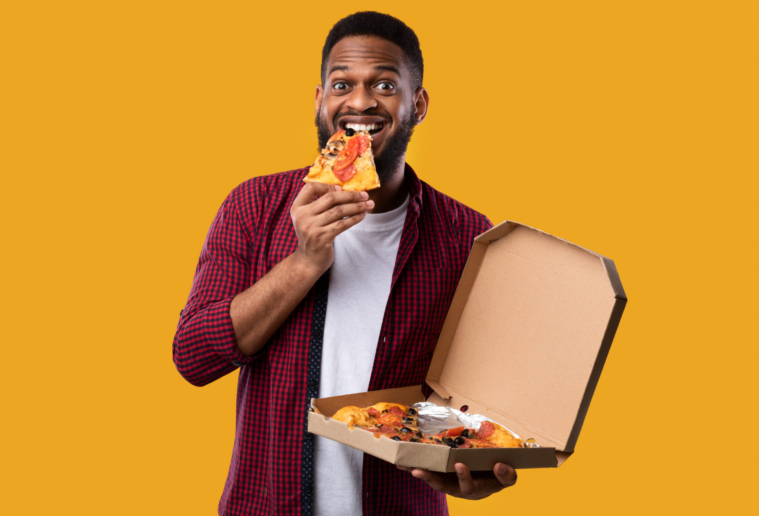 man eating pizza cheat meal calories macros