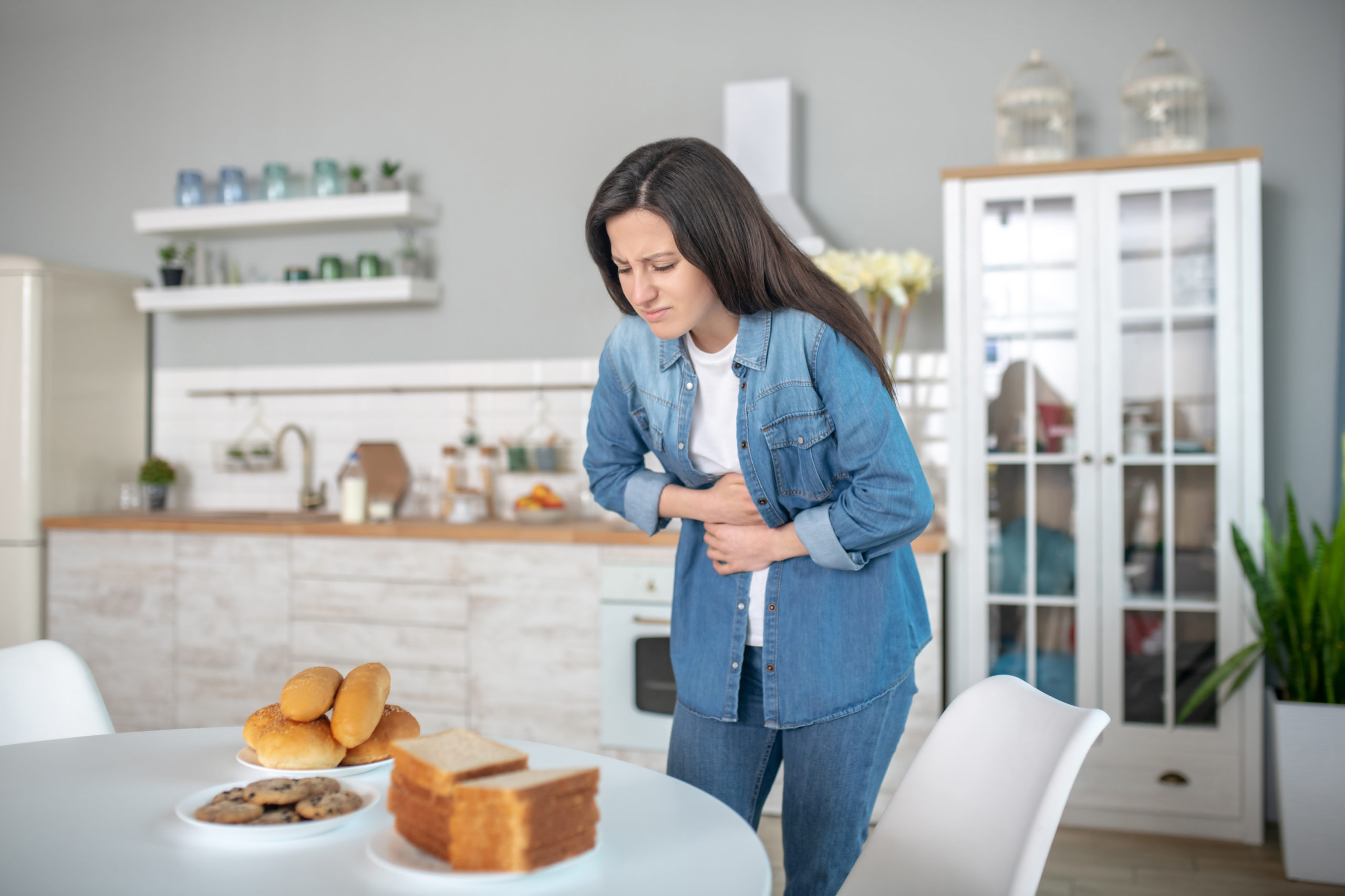 woman stomach pain food sensitivity